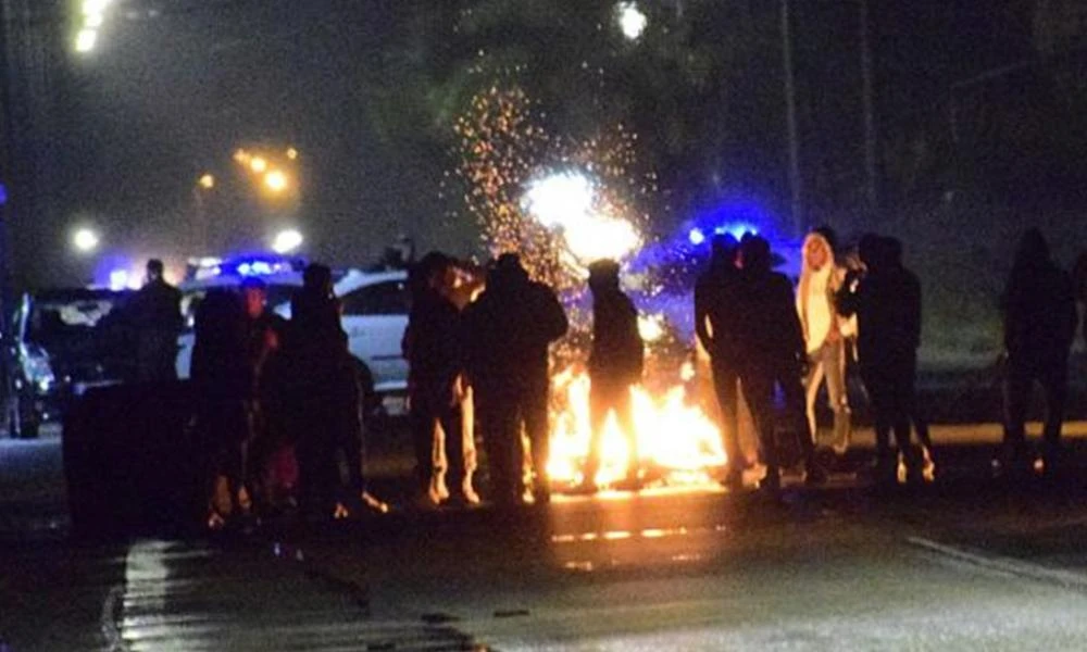 Πάλι τα ίδια! Επεισόδια με Ρομά στα Μέγαρα - Κλειστή η Εθνική και στα δύο ρεύματα